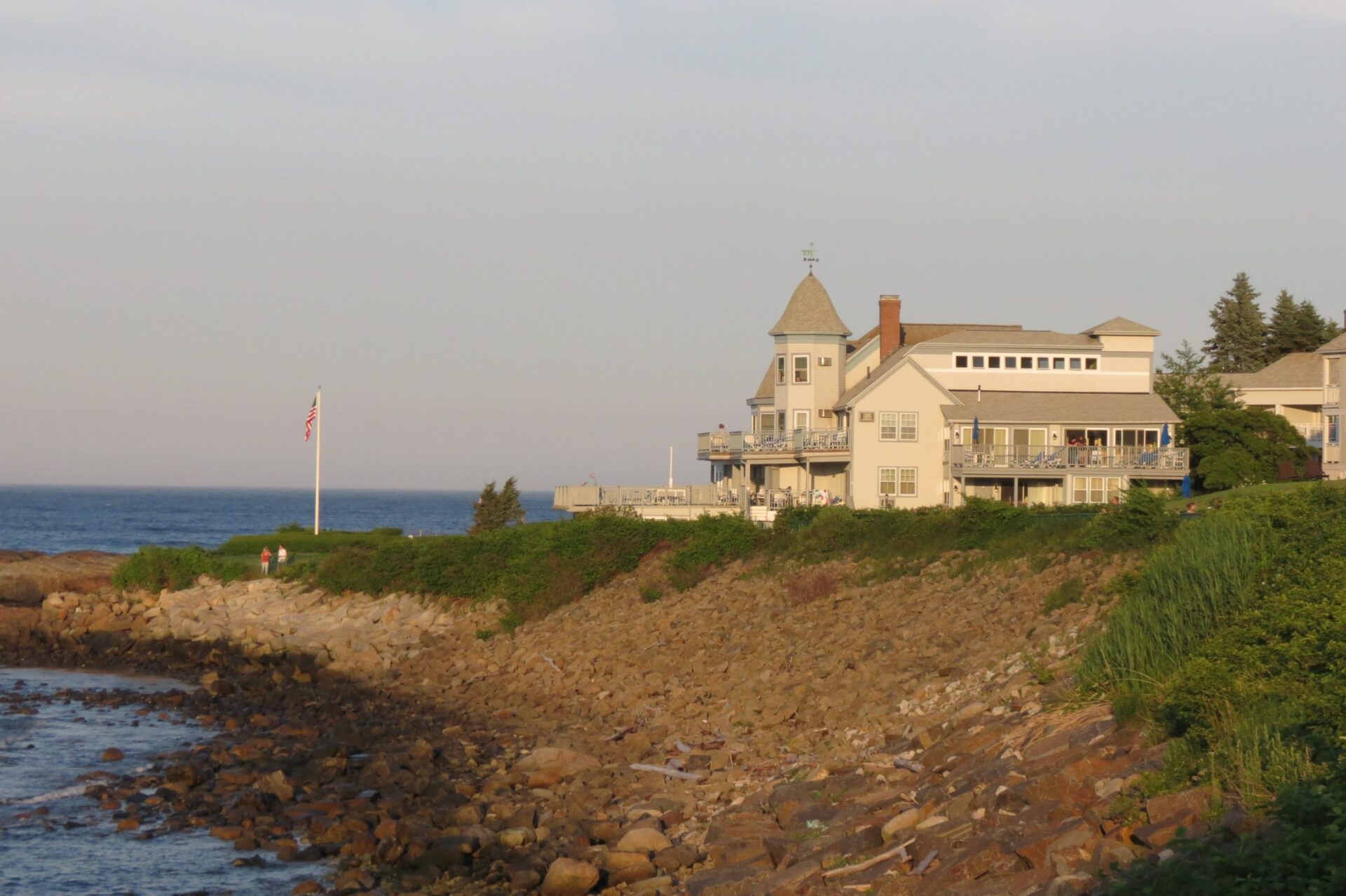 Hôtel avec drapeau américain( crédit photo Phrenssynnes)