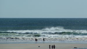 Plage avec grosses vagues(crédit photo Phrenssynnes)