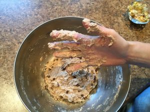 On mélange avec les mains (crédit photo Phrenssynnes)