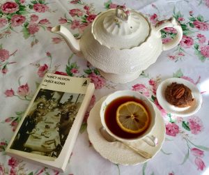 Théière et livre de Nancy Huston (credit photo Phrenssynnes)