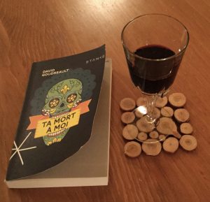 Verre de vin et Ta mort a moi (crédit photo Phrenssynnes)