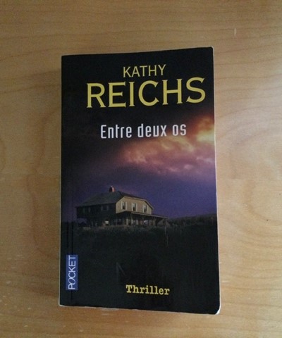 À la recherche d’un excellent roman policier à lire pour l’été 2021: Entre deux os, de Kathy Reichs