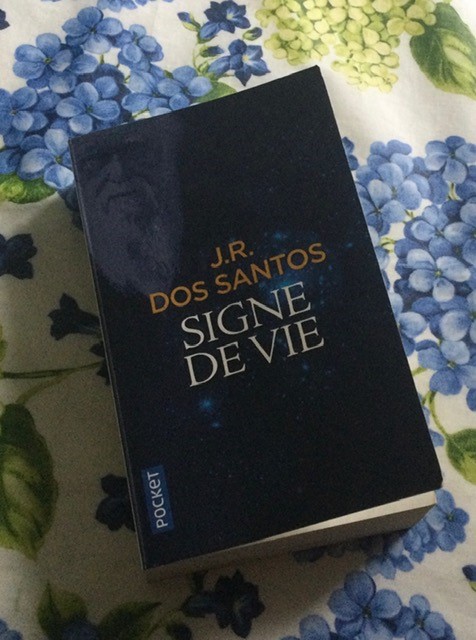 Le livre Signe de vie sur la nappe bleue