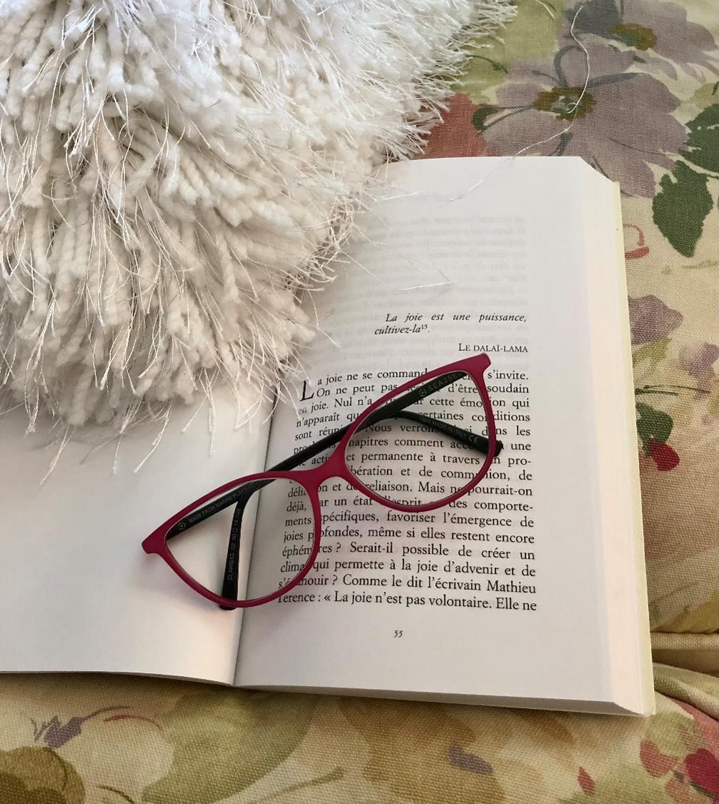 Des lunettes roses pour lire La puissance de la joie (crédit photo Phrenssynnes)