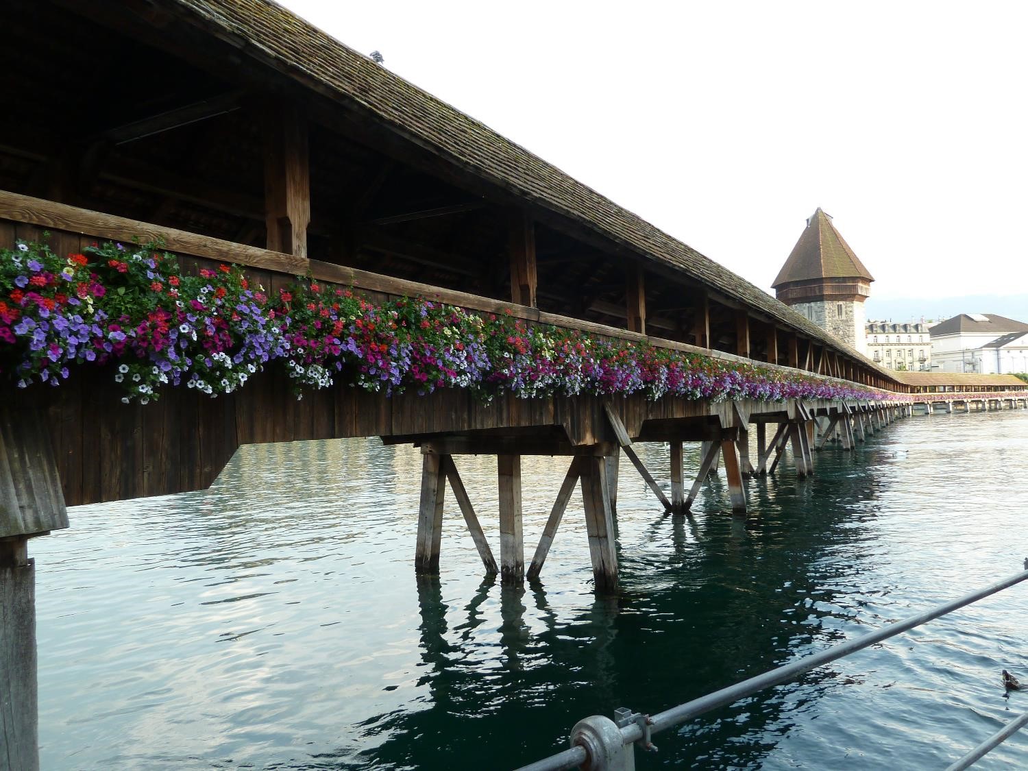 Le pont fleuri à Luzerne (crédit photo Lhom)