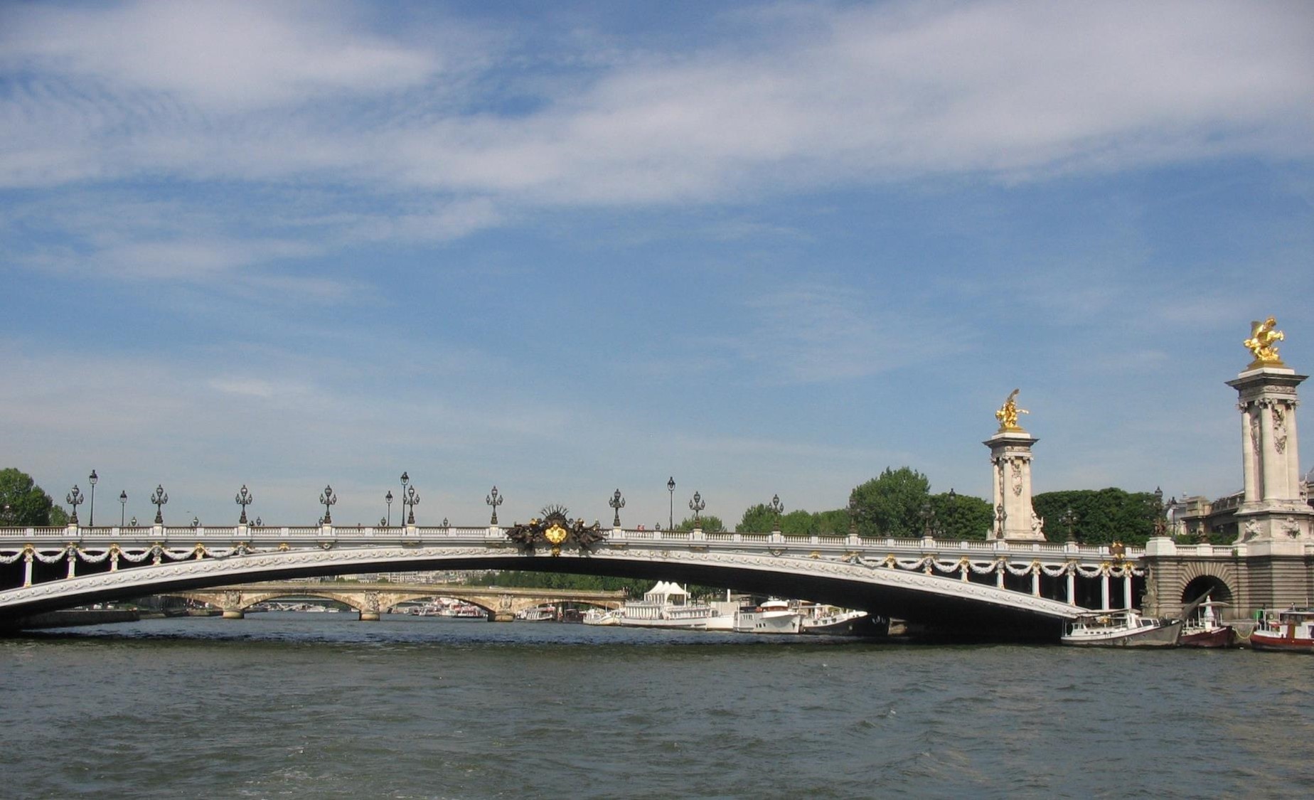 Un pont à Paris(crédit photo Lhom)