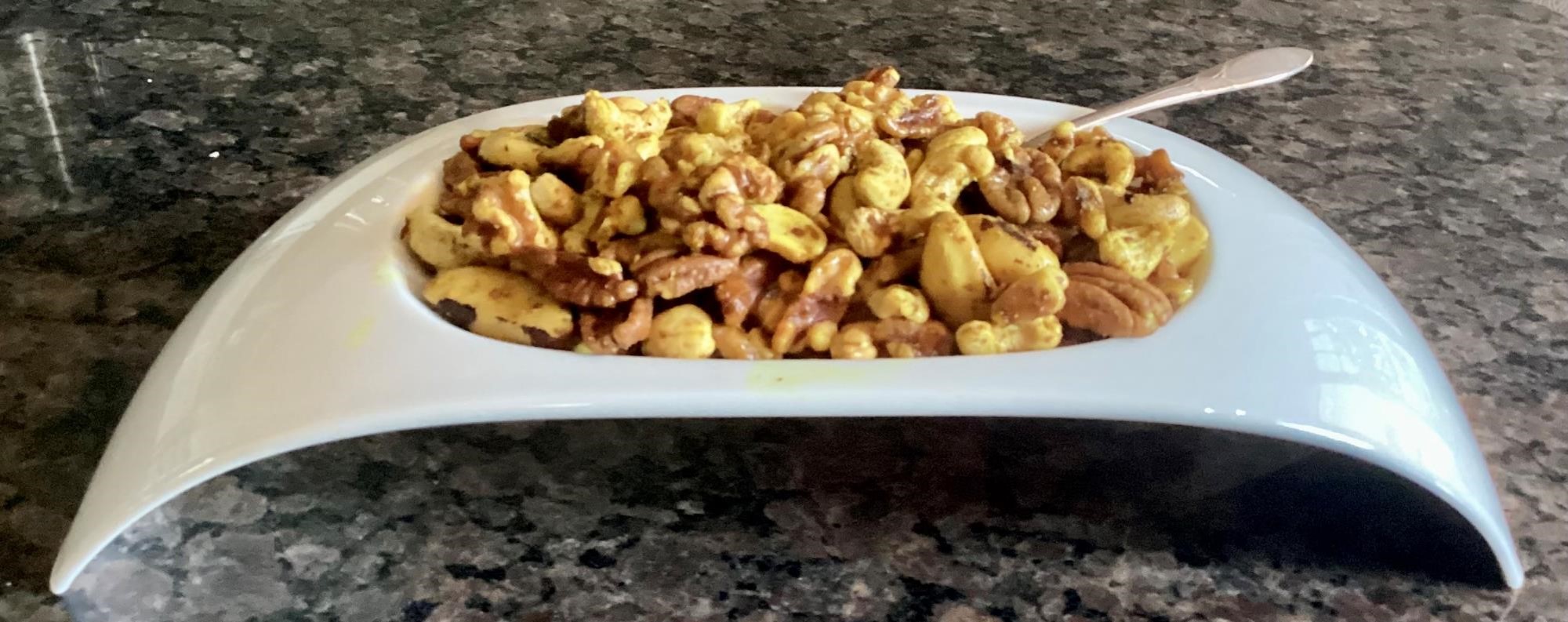 Noix au cari dans un plat (crédit photo Phrenssynnes)