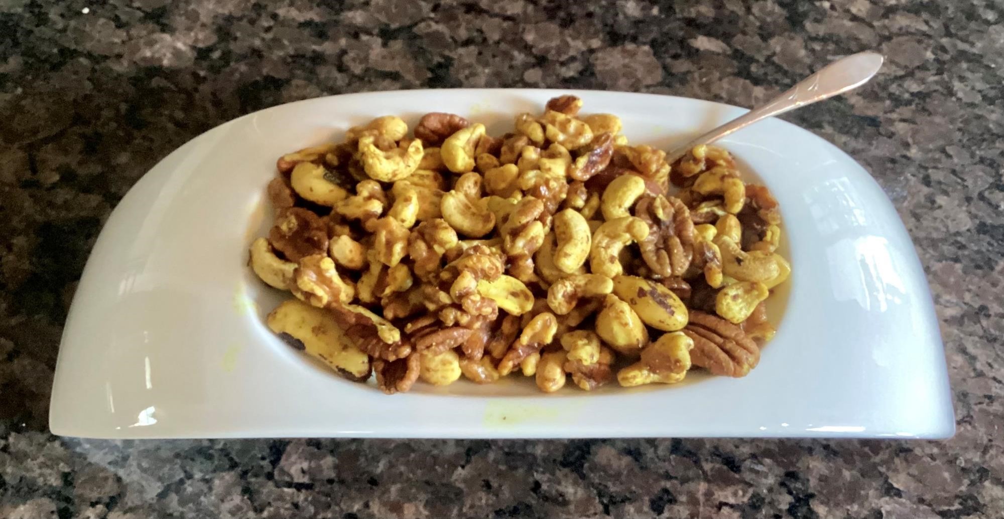Noix au cari dans un plat de service (crédit photo Phrenssynnes)