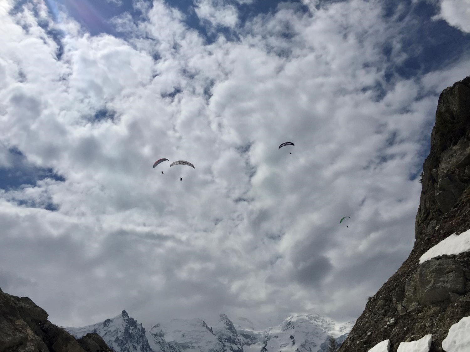 Parapentes à Chamonix (crédit photo Lhom)