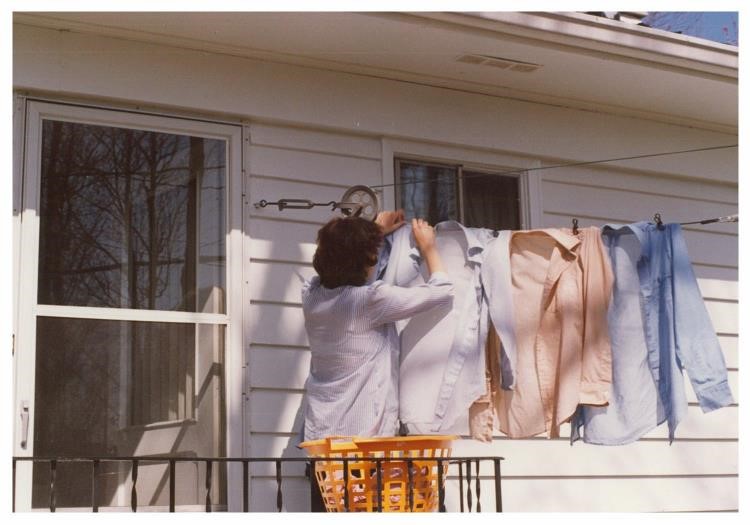 Phrenssynnes qui étend du linge sur la corde (crédit photo Lhom)