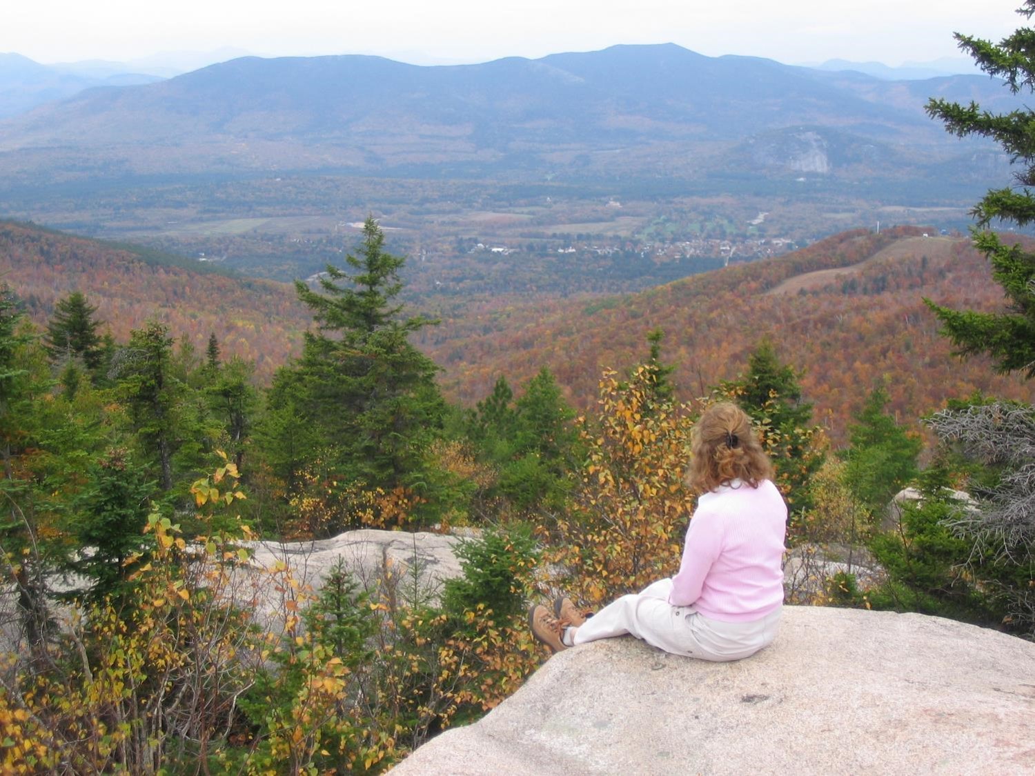 Une grand-mère qui regarde la montagne (criédit photo Lhom)