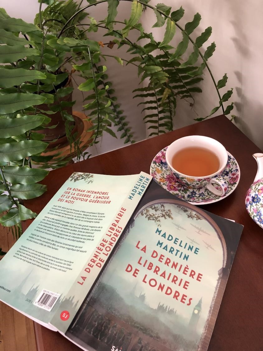 Livre de Madeline Martin et thé (crédit photo Phrenssynnes)