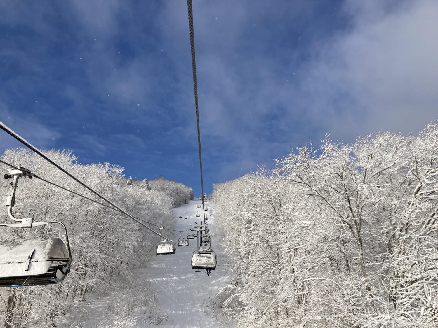 Montagne de ski enneigée (crédit photo Lhom)