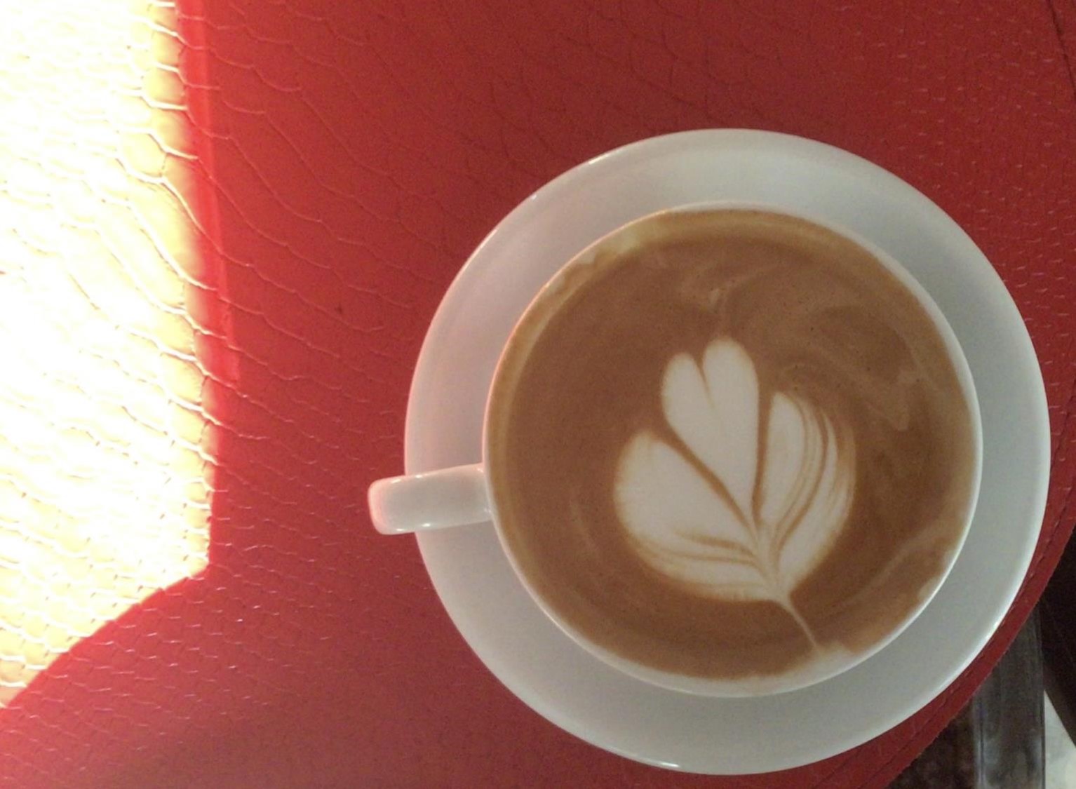 Café et un rayon de soleil (crédit photo Lhom)