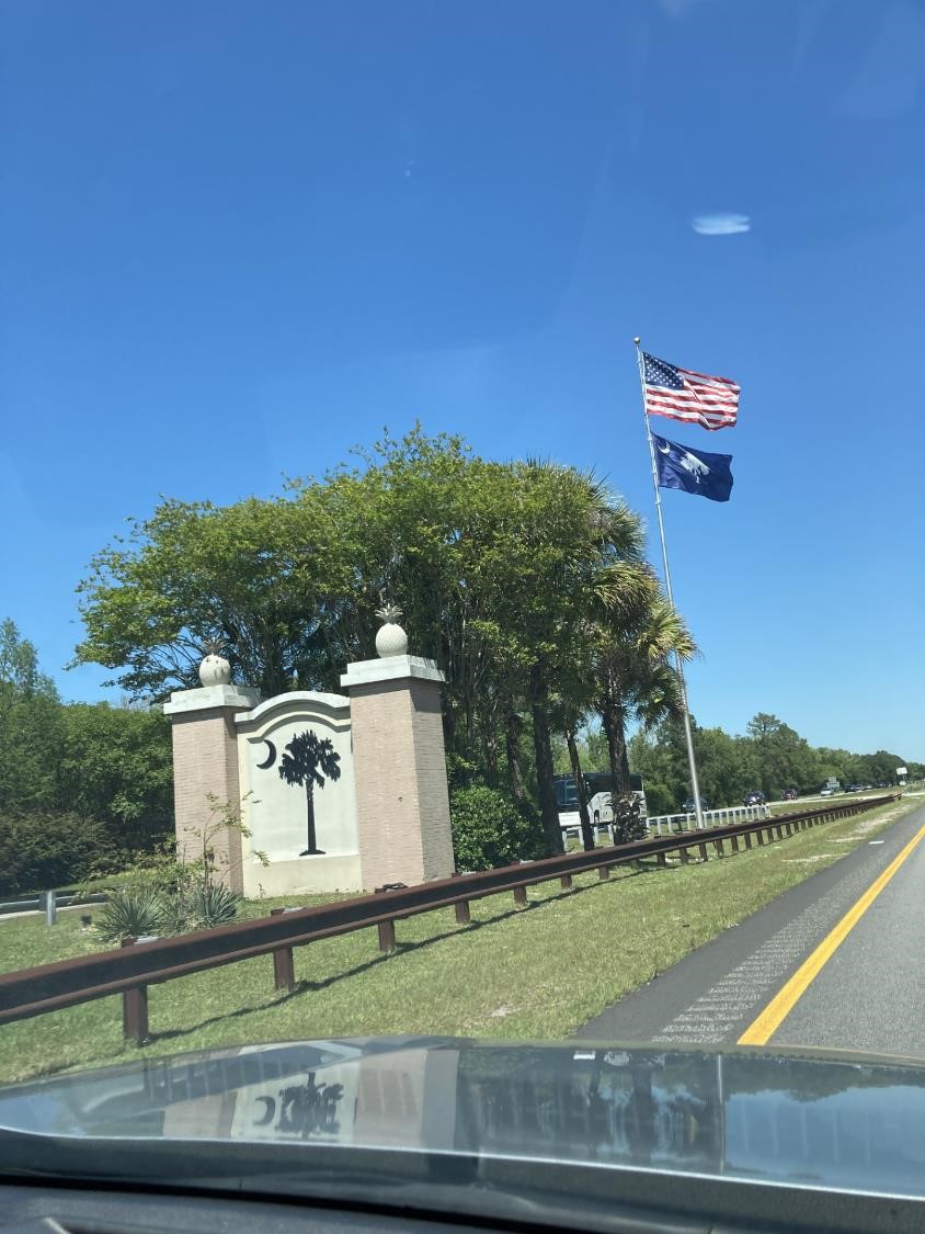 Drapeau américain sur la route (crédit photo Phrenssynnes)