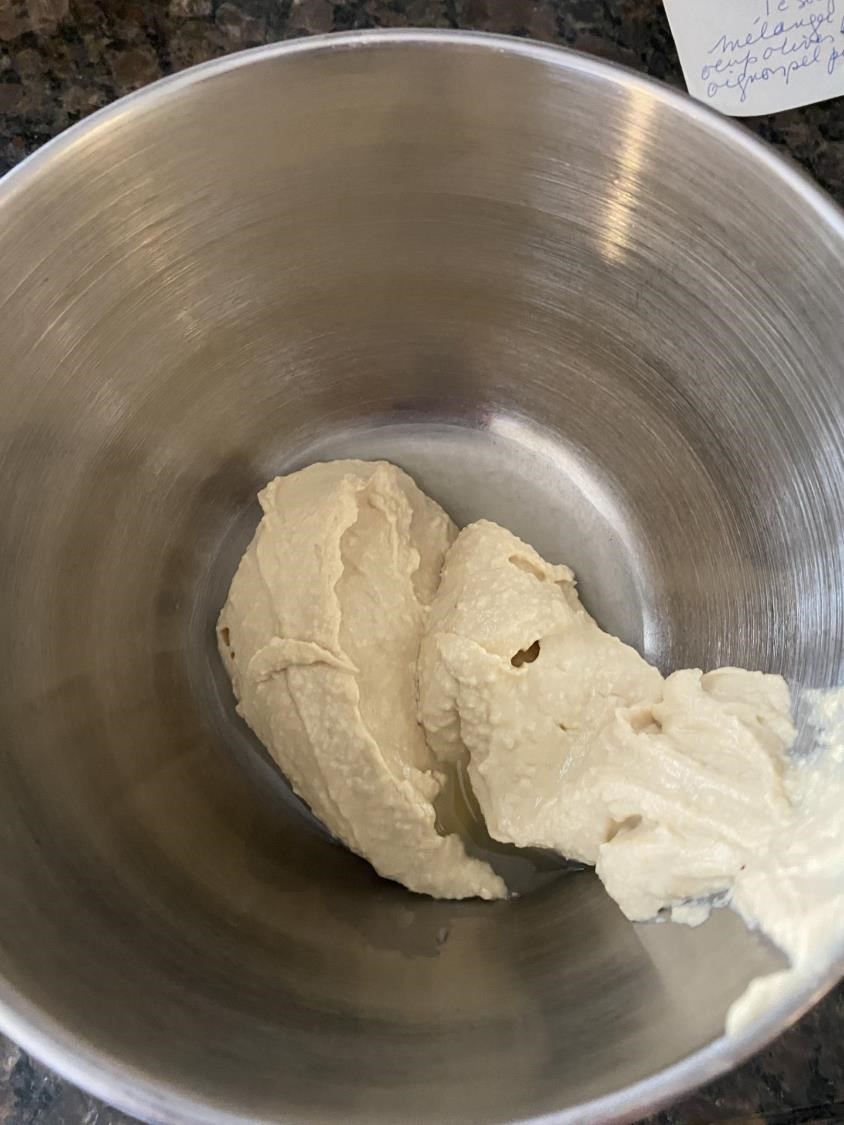 L'hummus dans le bol (crédit photo Phrenssynnes)