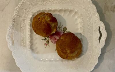 Muffins aux fraises et à la rhubarbe, une recette rapide, facile et délicieuse.