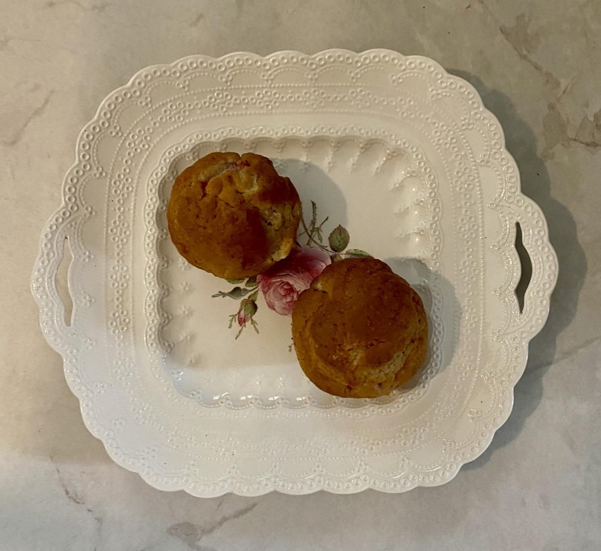 Muffin fraise et rhubarbe vue de haut (crédit photo Phrenssynnes)