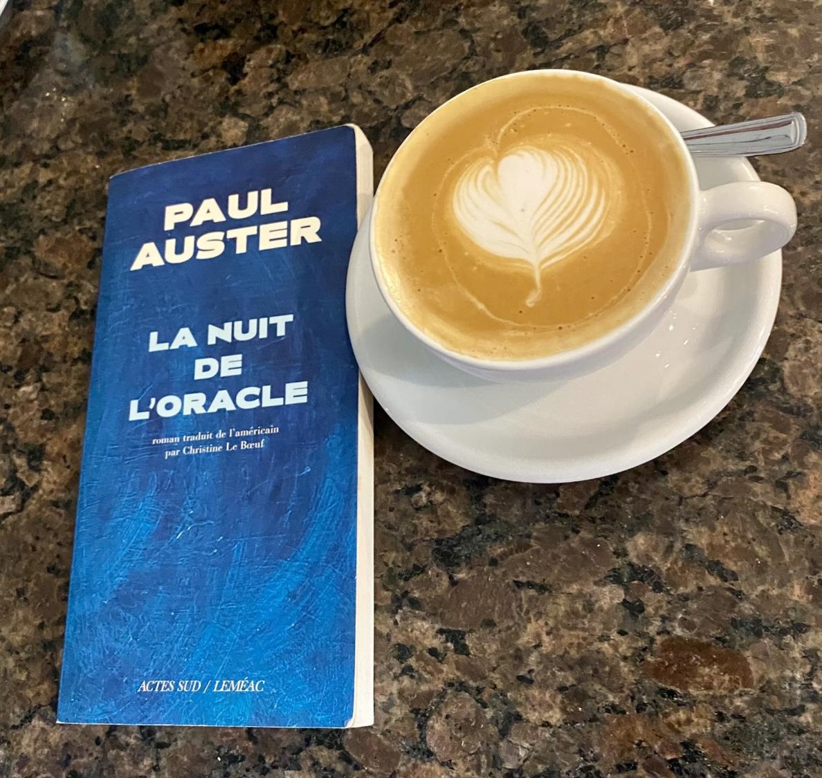 Café et livre de Paul Auster (crédit photo Phrenssynnes)