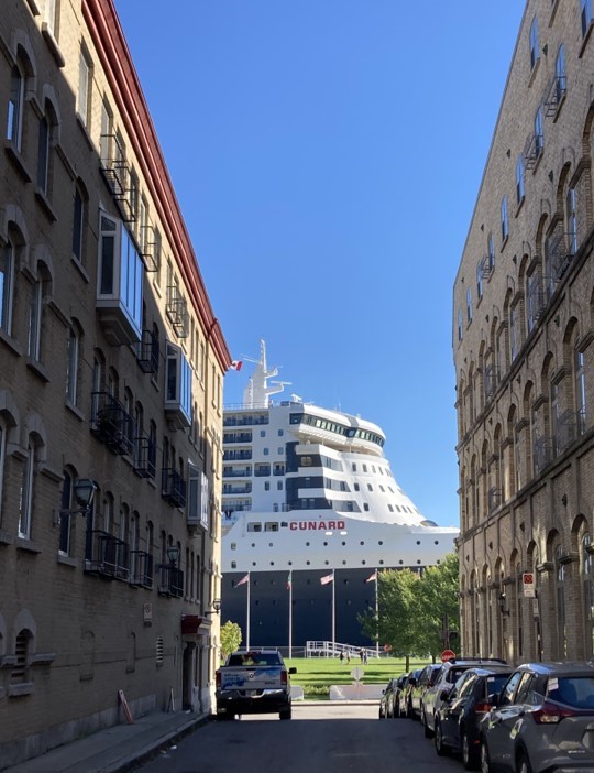 Un bateau au vieux port de Québec (crédit photo Lhom)