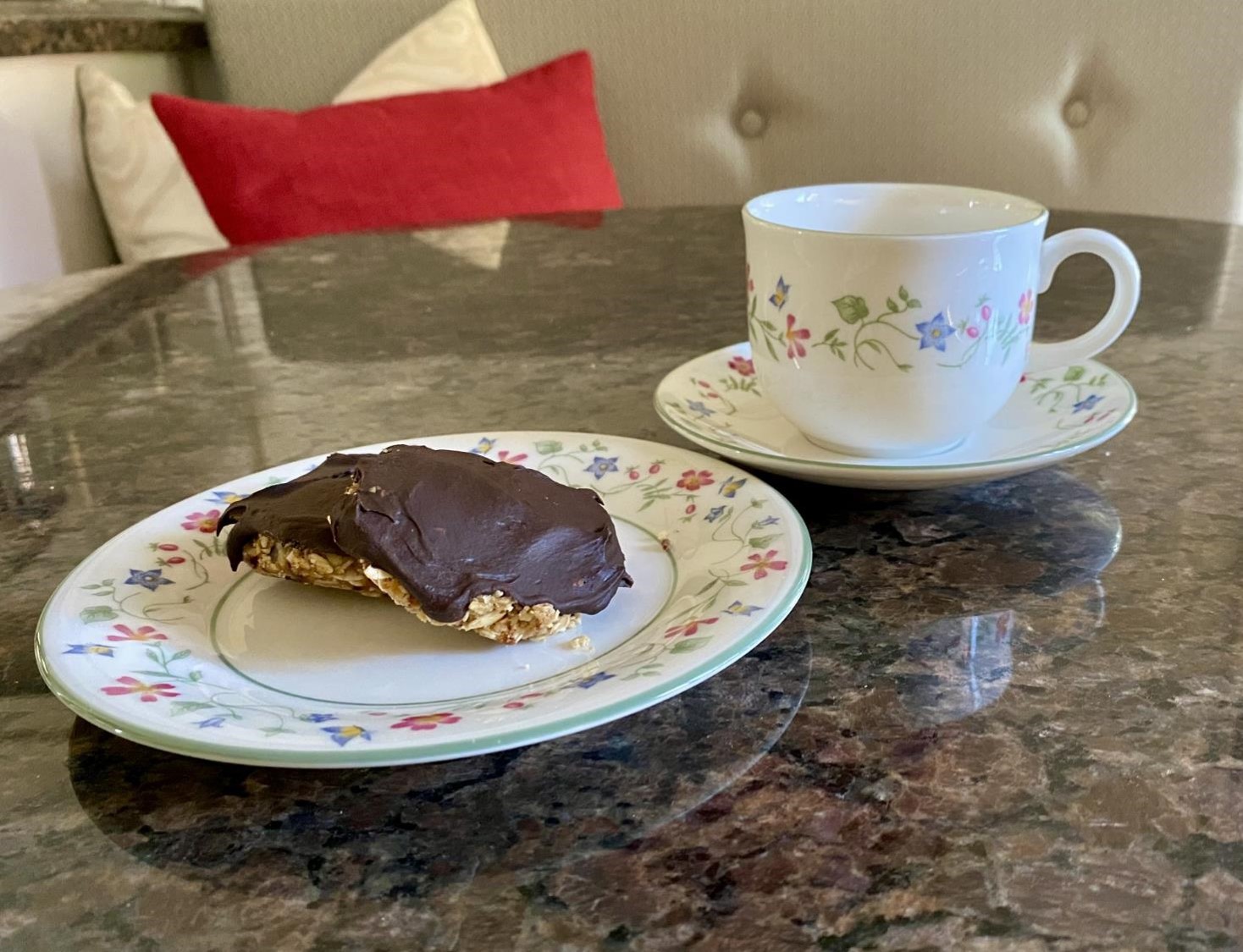 Biscuits santé sans cuisson et tasse (crédit photo Phrenssynnes)