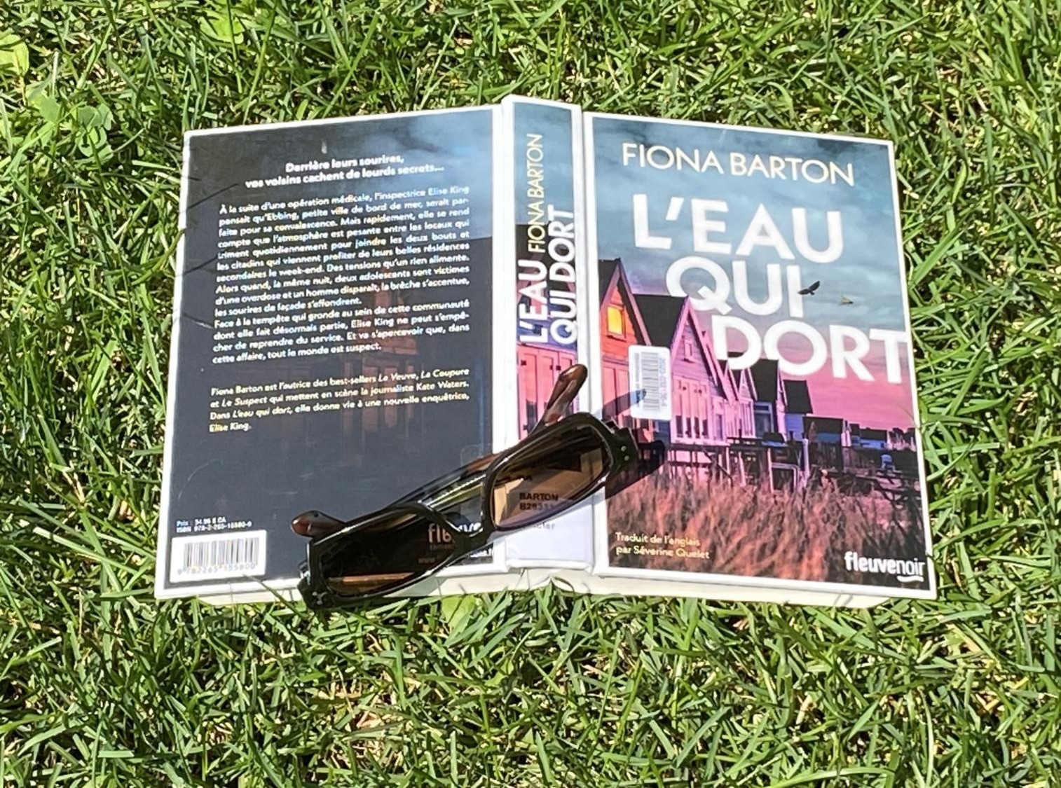 Livre de Fiona Barton sur le gazon (crédit photo Phrenssynnes)