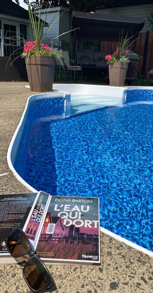 L'eau qui dort sur le bord de la piscine (crédit photo Phrenssynnes)
